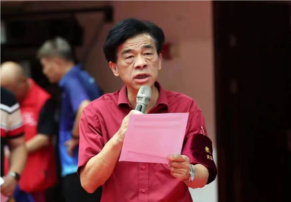 4裁判长宣读比赛成绩.jpg